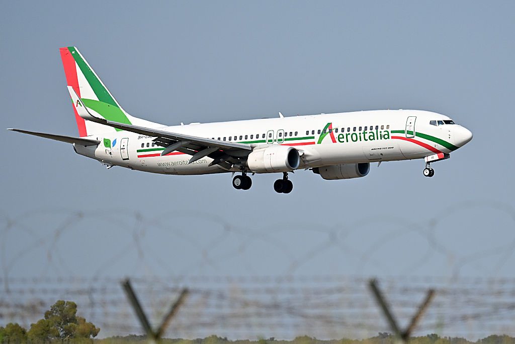 Paura a bordo del volo Aeroitalia da Cagliari a Milano, fiammata dal motore destro: l'aereo torna indietro