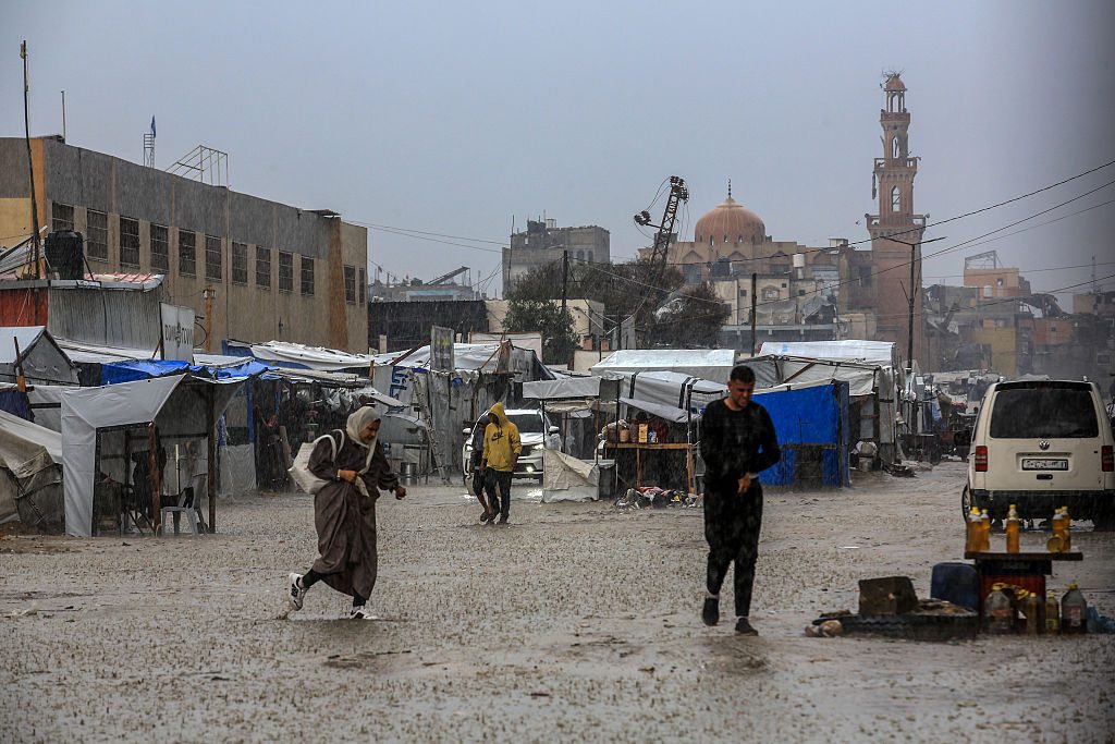 Emergenza maltempo a Gaza, alluvione spazza via le tendopoli: "Non abbiamo più nemmeno vestiti asciutti"