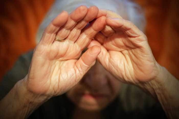 Assume un badante per i genitori, ma scopre online che ha violentato otto anziane in una Rsa