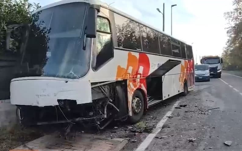 Scontro tra bus con 50 studenti e auto ad Arignano, l'autista del pullman: "Così ho salvato i miei ragazzi"