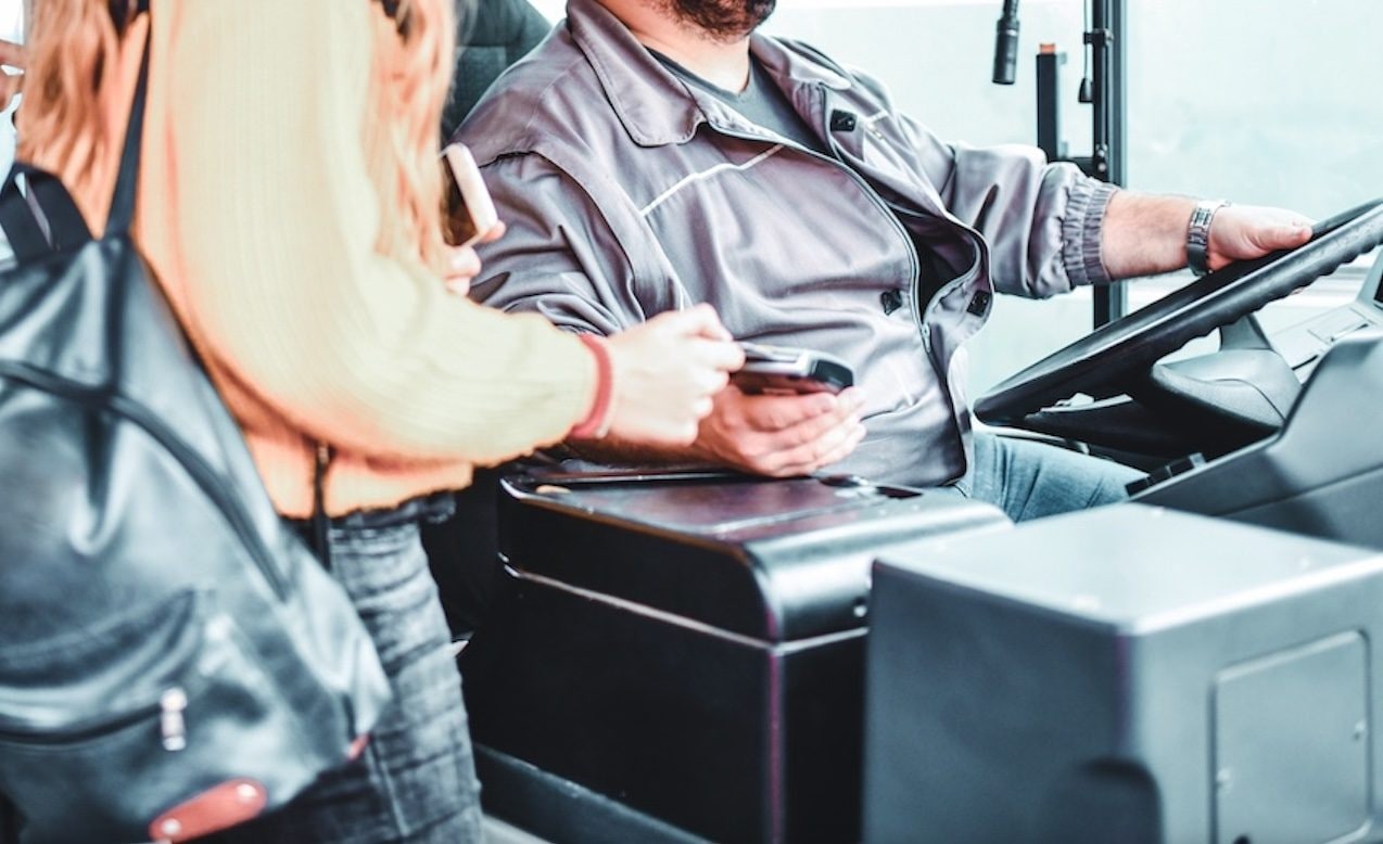 “Mi ha chiuso nel bus e tentato di abbassarmi i pantaloni”: autista indagato per violenza su guida turistica