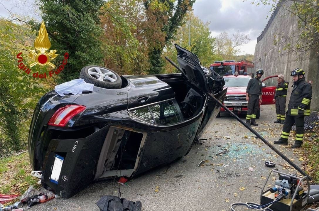 Sbaglia manovra uscendo dal parcheggio e precipita per 7 metri: automobilista in gravi condizioni