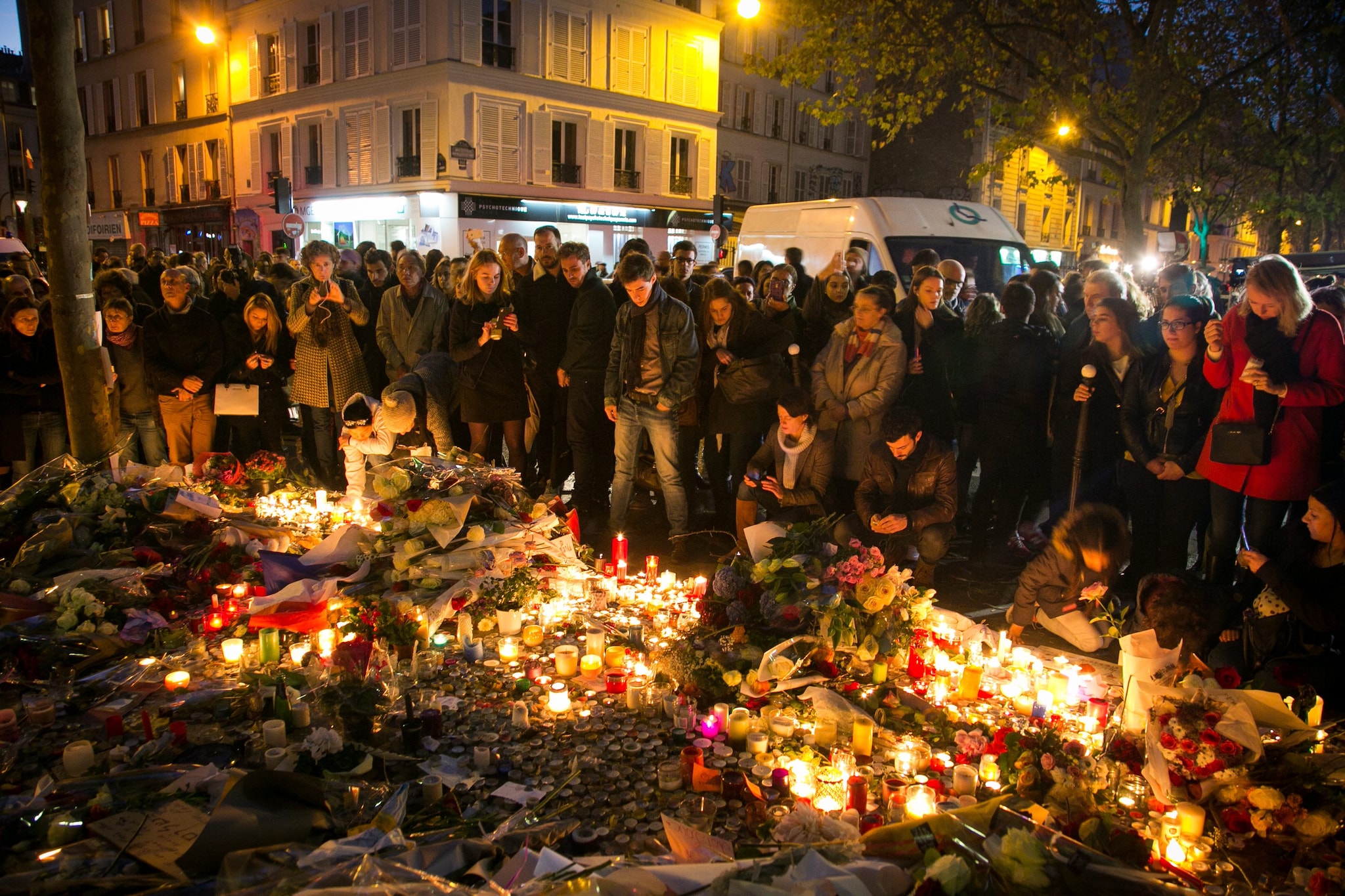 Persone raccolte nei pressi del Bataclan dopo gli attentati del 2015.