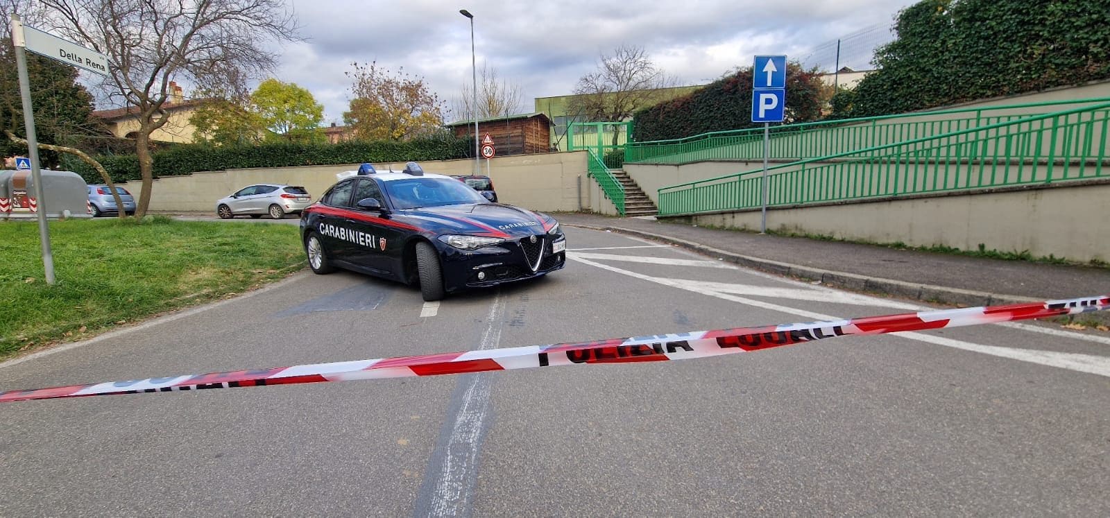 Si impiglia con il giubbotto a un albero: bimbo di due anni muore soffocato in un asilo vicino ad Arezzo