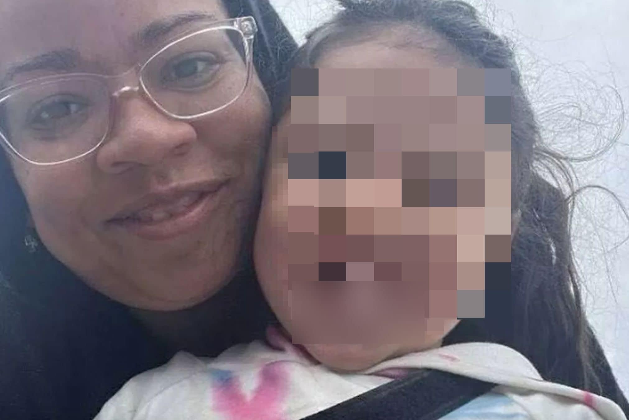 Bimba di 4 anni sbranata dal pitbull mentre cammina con la mamma: la donna lotta a mani nude per salvarla