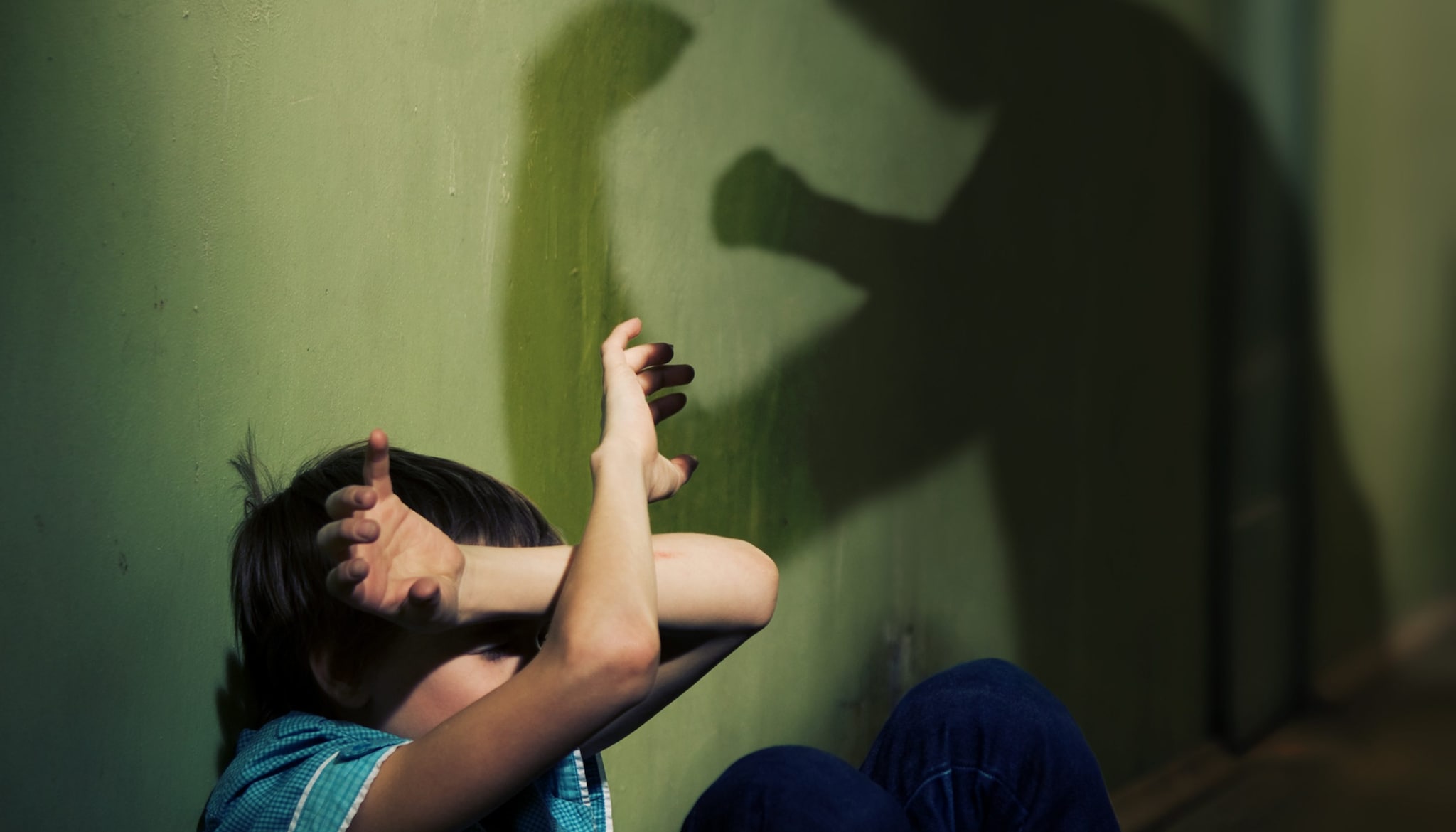 Il figlio litiga con un coetaneo per un braccialetto rotto, papà schiaffeggia e dà un calcio a bimbo di 8 anni