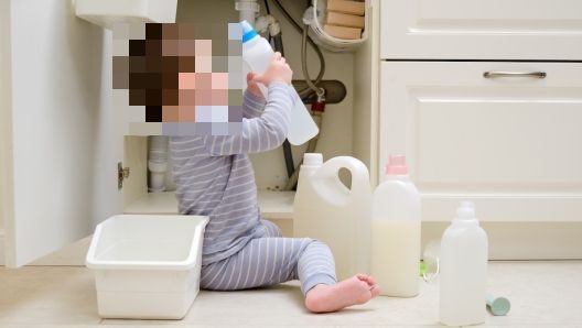 Scambia detersivo per latte, bimbo perde metà lingua e ha un infarto: ora non può più mangiare