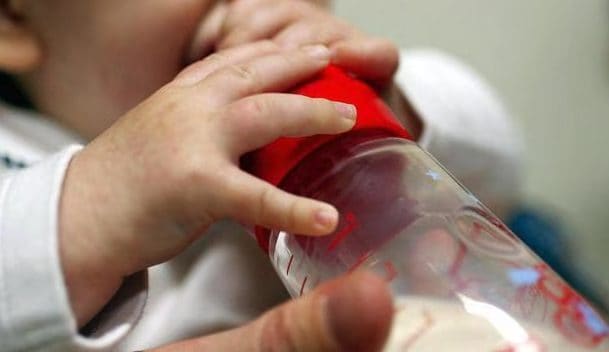 Bimbo di 8 mesi con ustioni sul 90% del corpo: si è versato il bollitore del biberon addosso