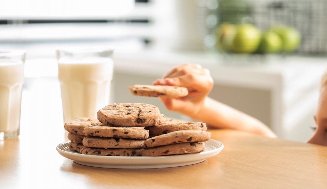 Bimbo di 4 anni mangia i biscotti dai nonni e finisce in ospedale: erano alla cannabis, zio in manette