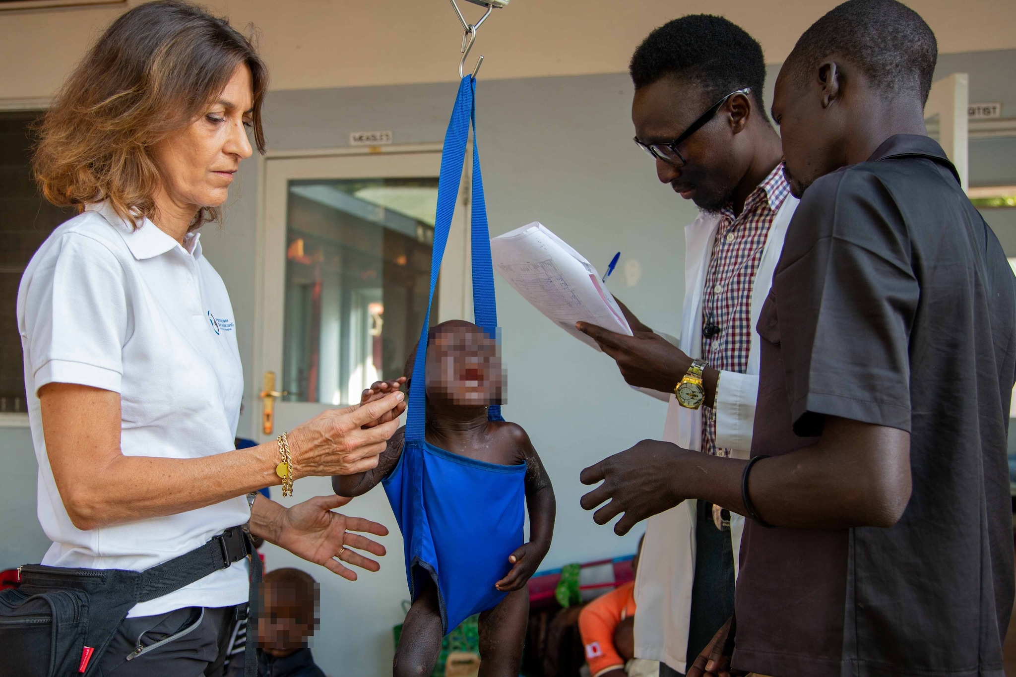 Giovanna Ambrosoli insieme a bimbi e personale medico a Kalongo –Foto Fondazione Ambrosoli