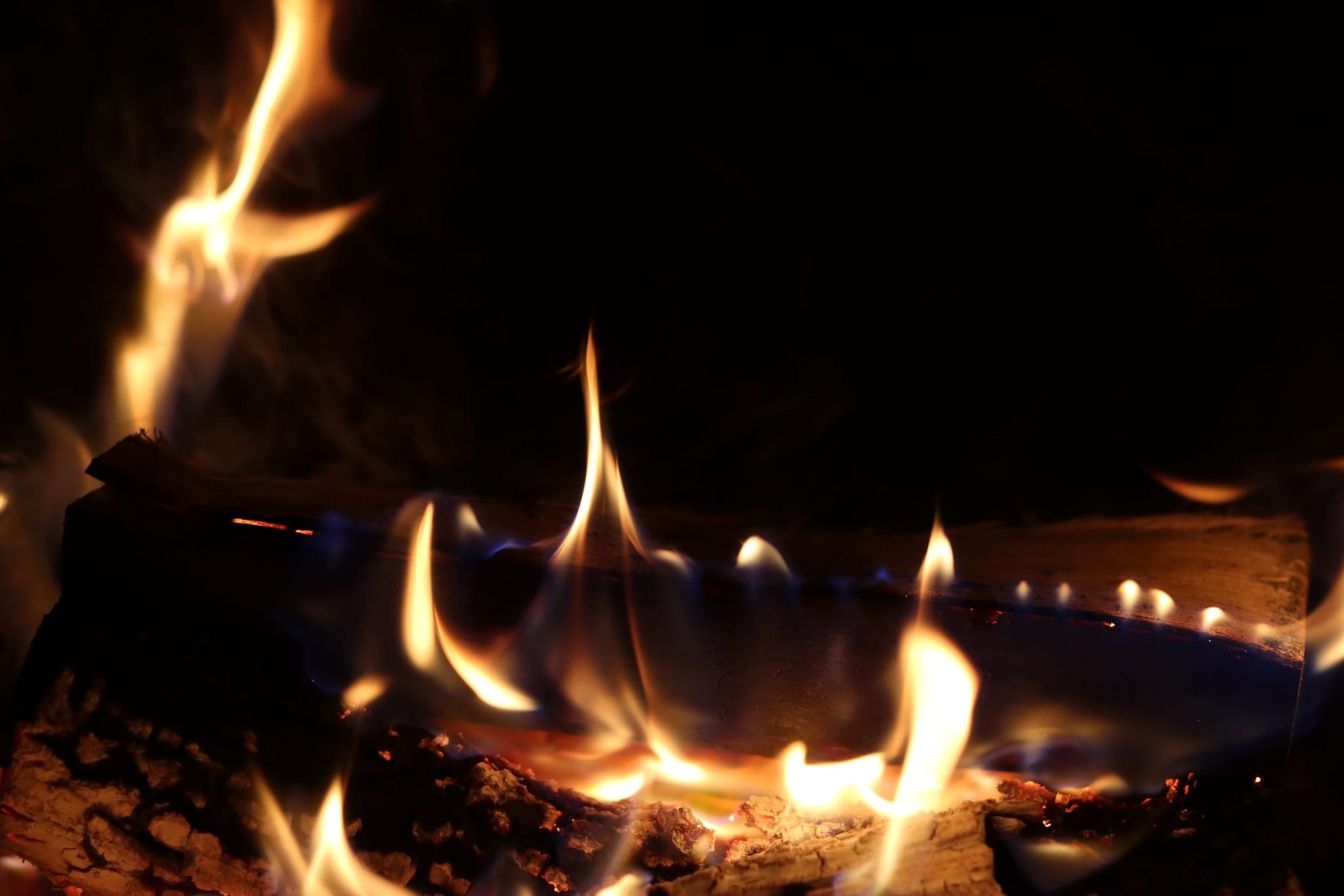 Portano barbecue in casa per riscaldarsi, 6 giovani ricoverati in camera iperbarica per le esalazioni