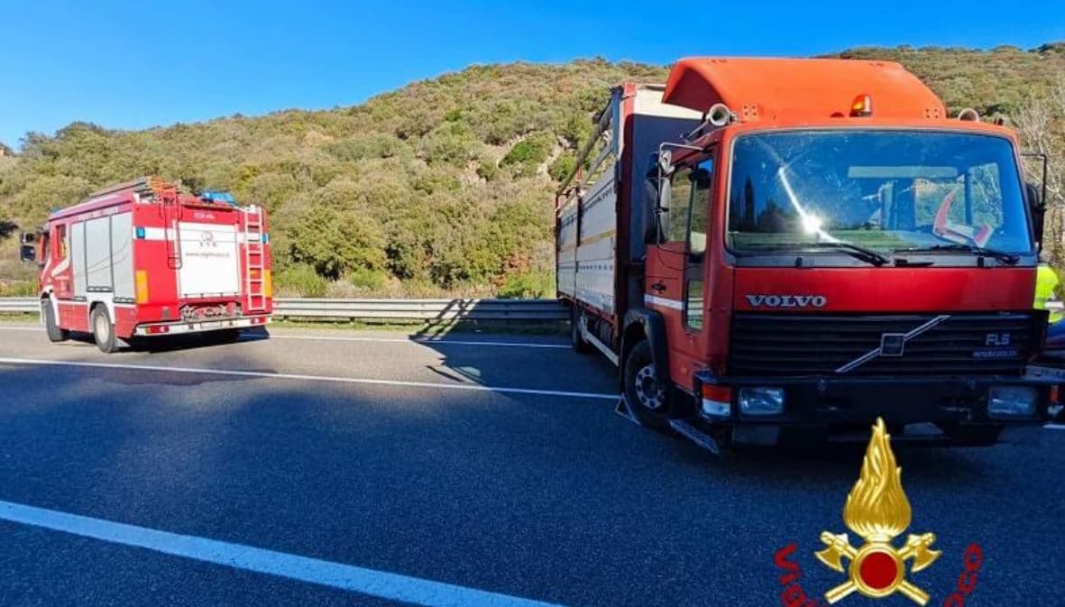Camion si muove e lo schiaccia sul guardrail, camionista 72enne muore mentre controlla il carico