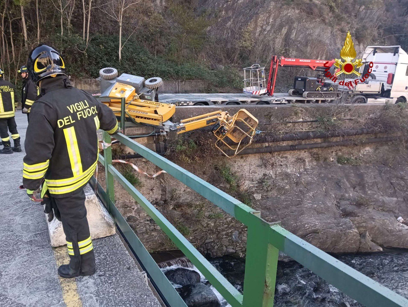 Camion cede su un ponte provvisorio e resta sospeso sul greto del Cerusa: operaio 40enne vivo per miracolo