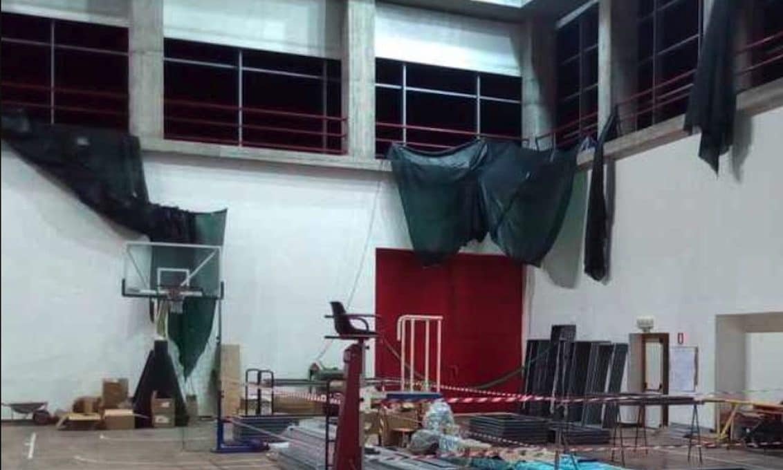 Riaprono centro sportivo dopo la partita di basket e trovano cadavere di un uomo: terribile scoperta a Catania