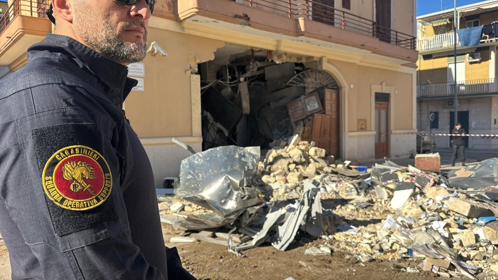 Mettono catena all'ingresso della caserma per fuggire e poi assaltano il bancomat con la ruspa in Puglia