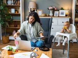 Lavoro domestico e di cura, dati Istat: le donne lavorano quasi 3 ore in più degli uomini