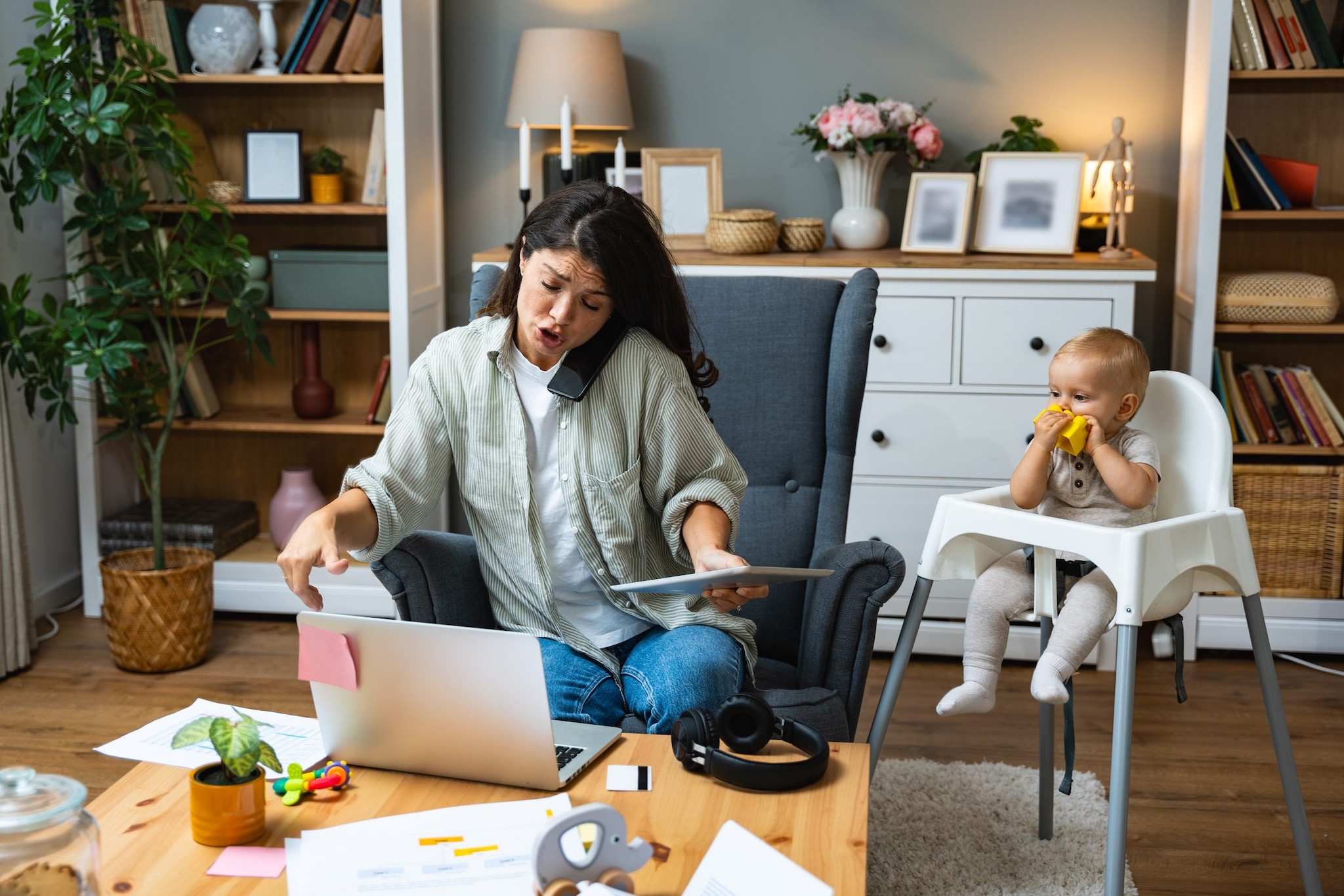 Lavoro domestico e di cura, dati Istat: le donne lavorano quasi 3 ore in più degli uomini
