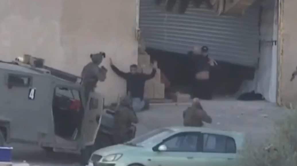 Esecuzione sommaria in Cisgiordania: il video dei soldati israeliani che sparano a due uomini disarmati