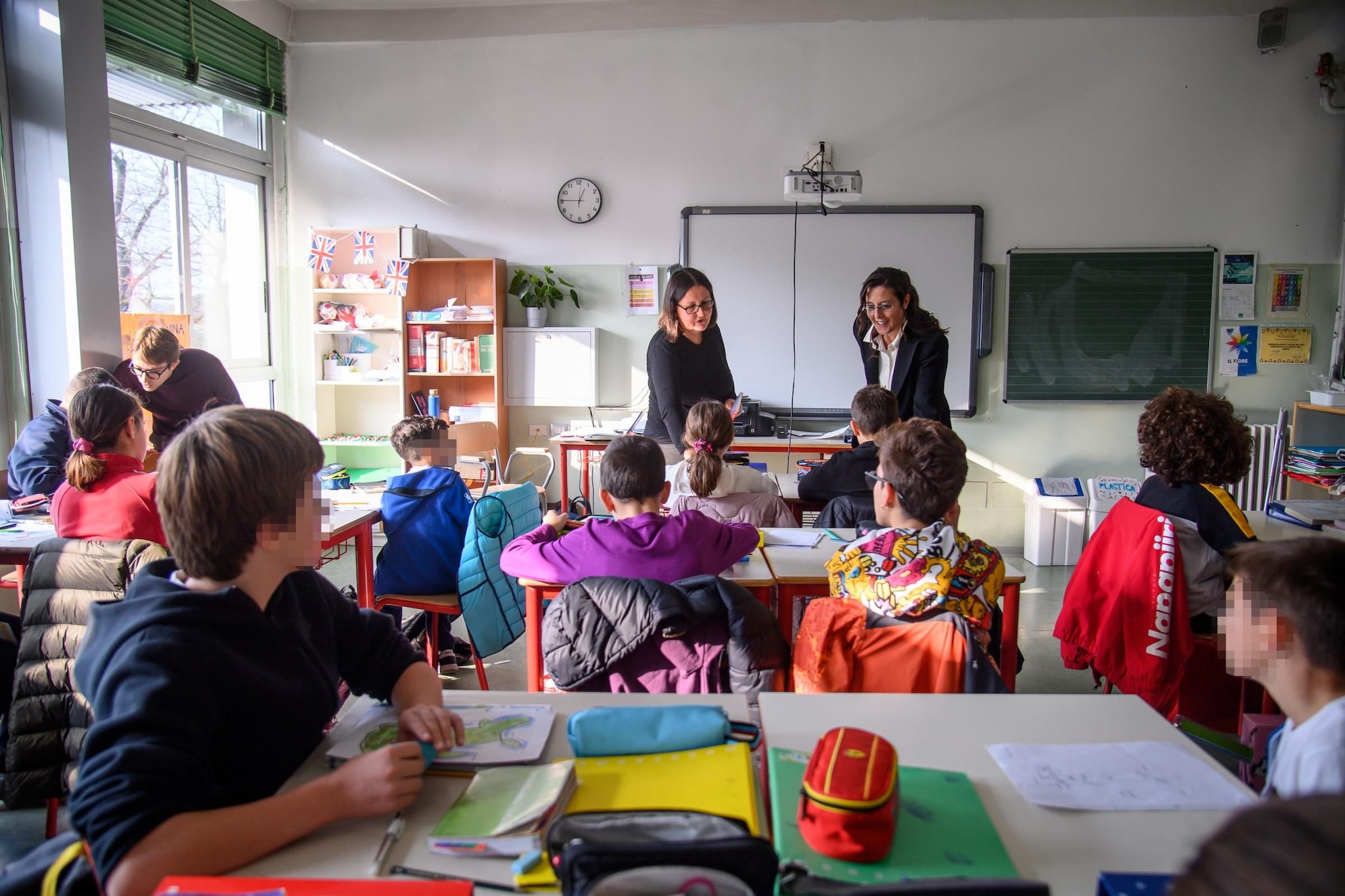 Perché le classi numerose sono ancora un enorme problema, spiegato a Valditara