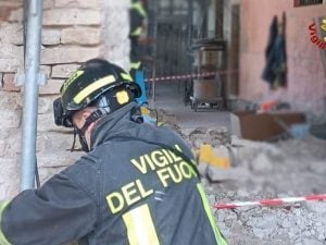 crollo-solaio-vigili-del-fuoco-300x225.jpg
