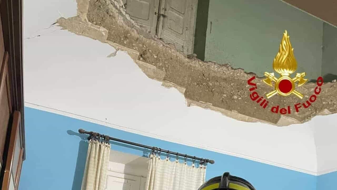 Crolla parte del solaio in piena notte a Chieti, 4 persone restano ferite: tra loro una bambina di 4 anni