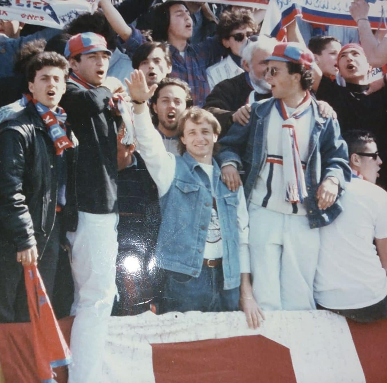 Denis in mezzo ai tifosi.