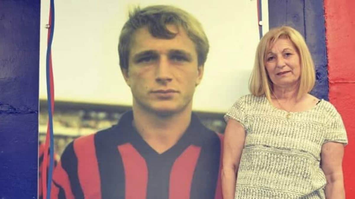 Donata Bergamini davanti a una foto del fratello Denis.