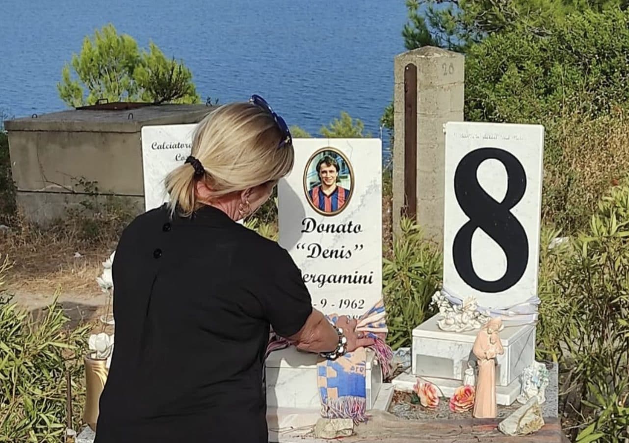 Donata davanti alla tomba del fratello.