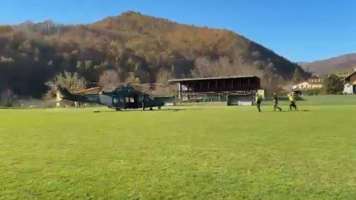 I soccorsi all’elicottero caduto