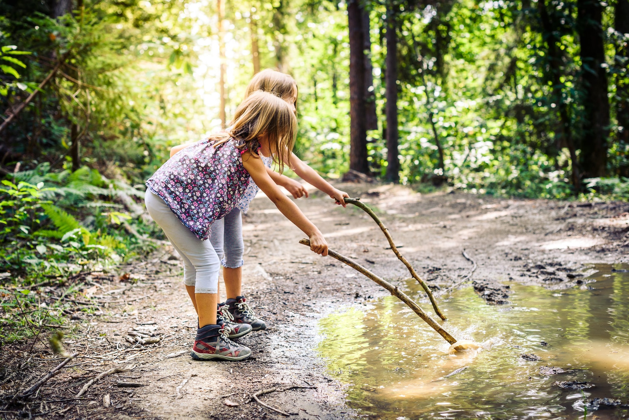 Bimbi nel bosco, il papà rimasto solo: "Mi sento debole, mi manca la mia famiglia, anche gli animali soffrono"