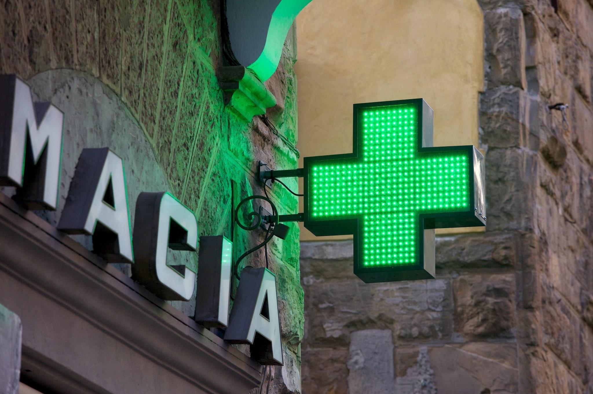 In farmacia si può scegliere il medico di base e vaccinarsi: cosa cambia con il ddl Semplificazioni