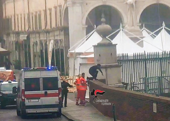 Si getta nel fossato del castello a Ferrara, salvata da un carabiniere: "L'ha tenuta a galla nell'acqua gelida"