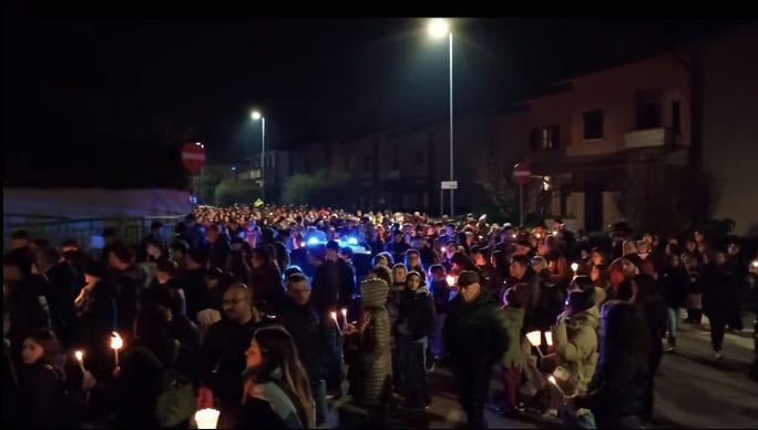 Tragedia all'asilo, migliaia di persone alla fiaccolata per il bimbo: "A due anni non si può morire così"