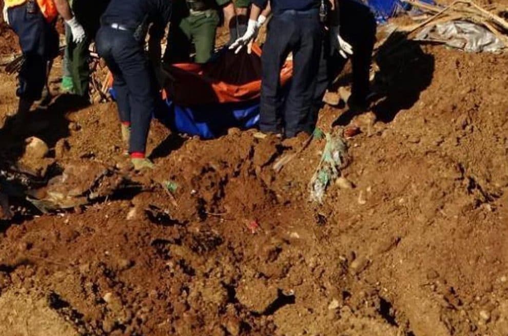 Crolla il ponte di una miniera in Congo, morte 32 persone: "C'era il divieto d'accesso per le forti piogge"