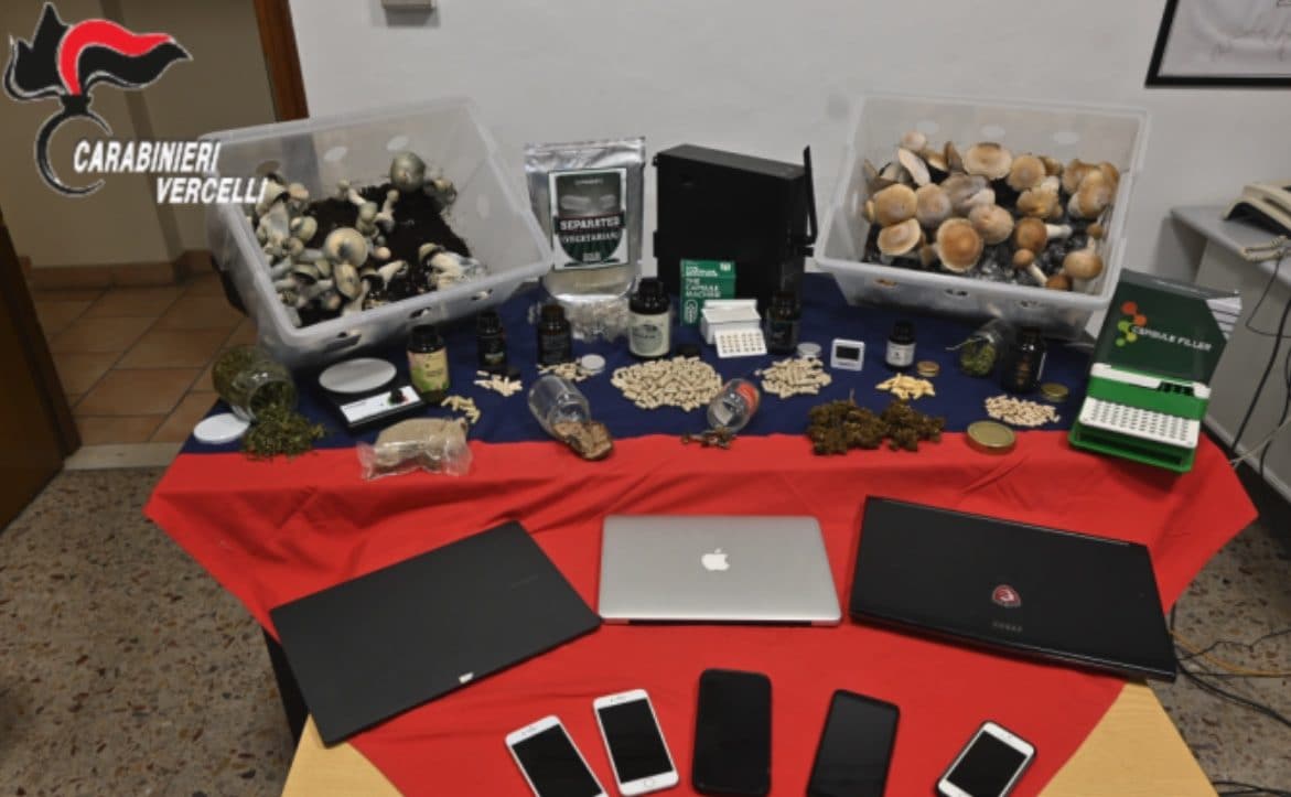 Vercelli, arrestato il guru dei funghi allucinogeni: party psicotropi con persone da tutta Italia