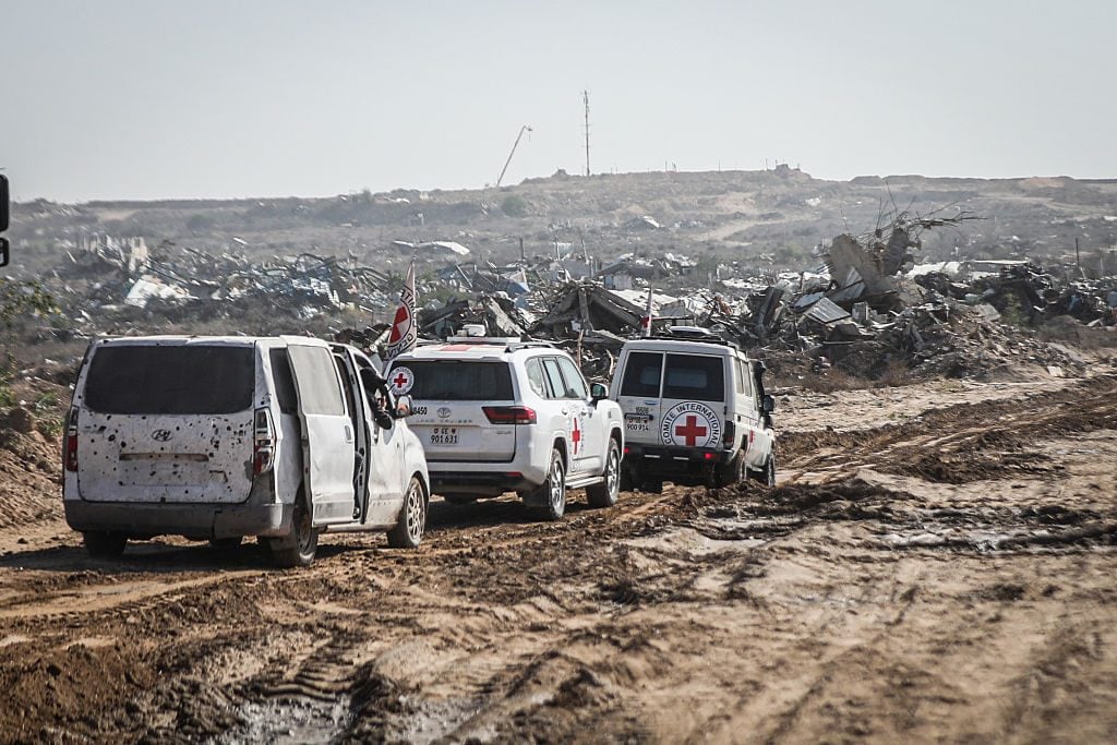 Israele infrange ancora il cessate il fuoco, le voci da Gaza: "Bombardamenti continui e vittime ovunque"