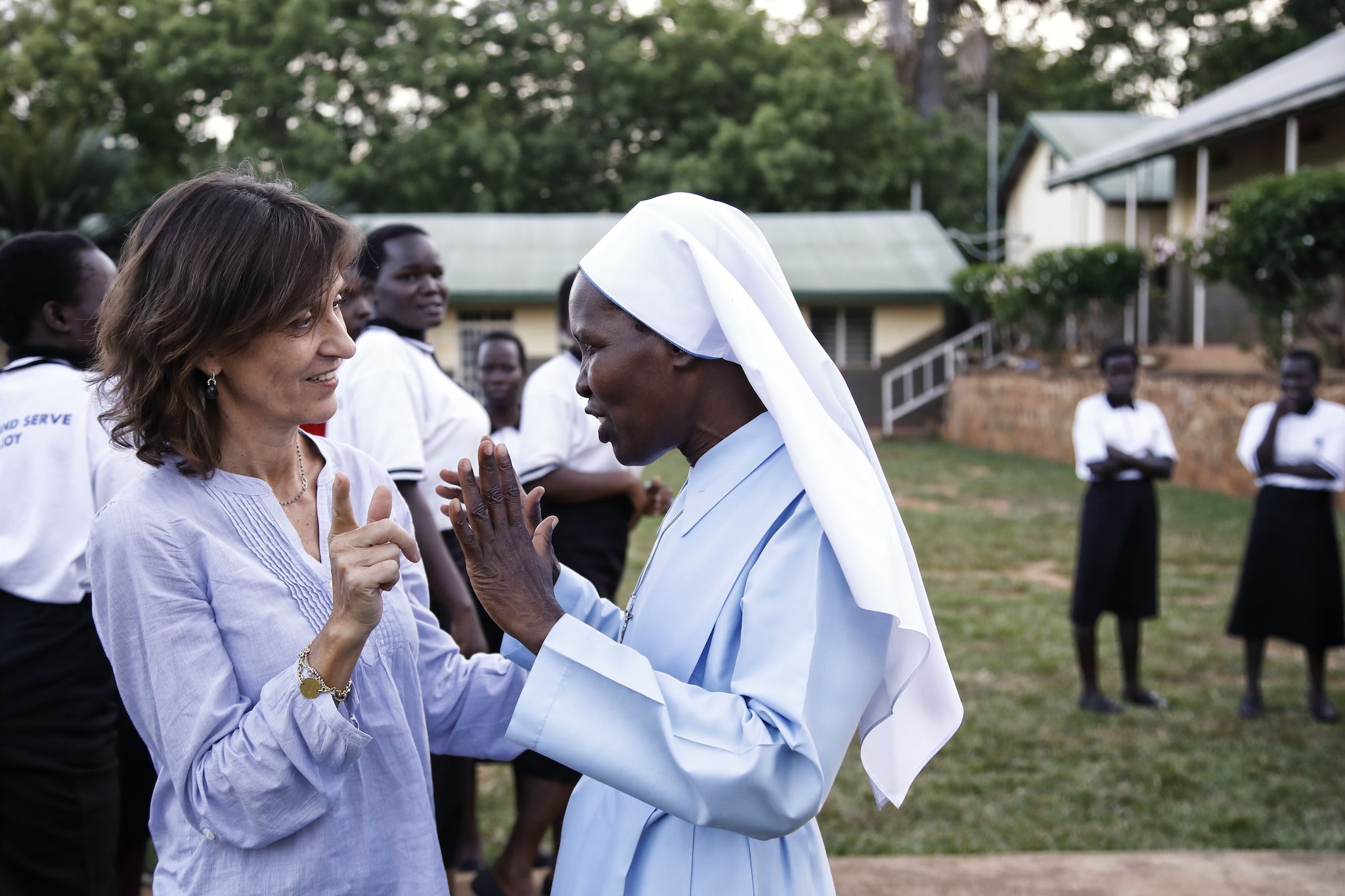 La presidente Giovanna Ambrosoli insieme a Suor Carmel Abwot, direttrice della scuola di ostetricia di Kalongo – Foto Fondazione Ambrosoli.