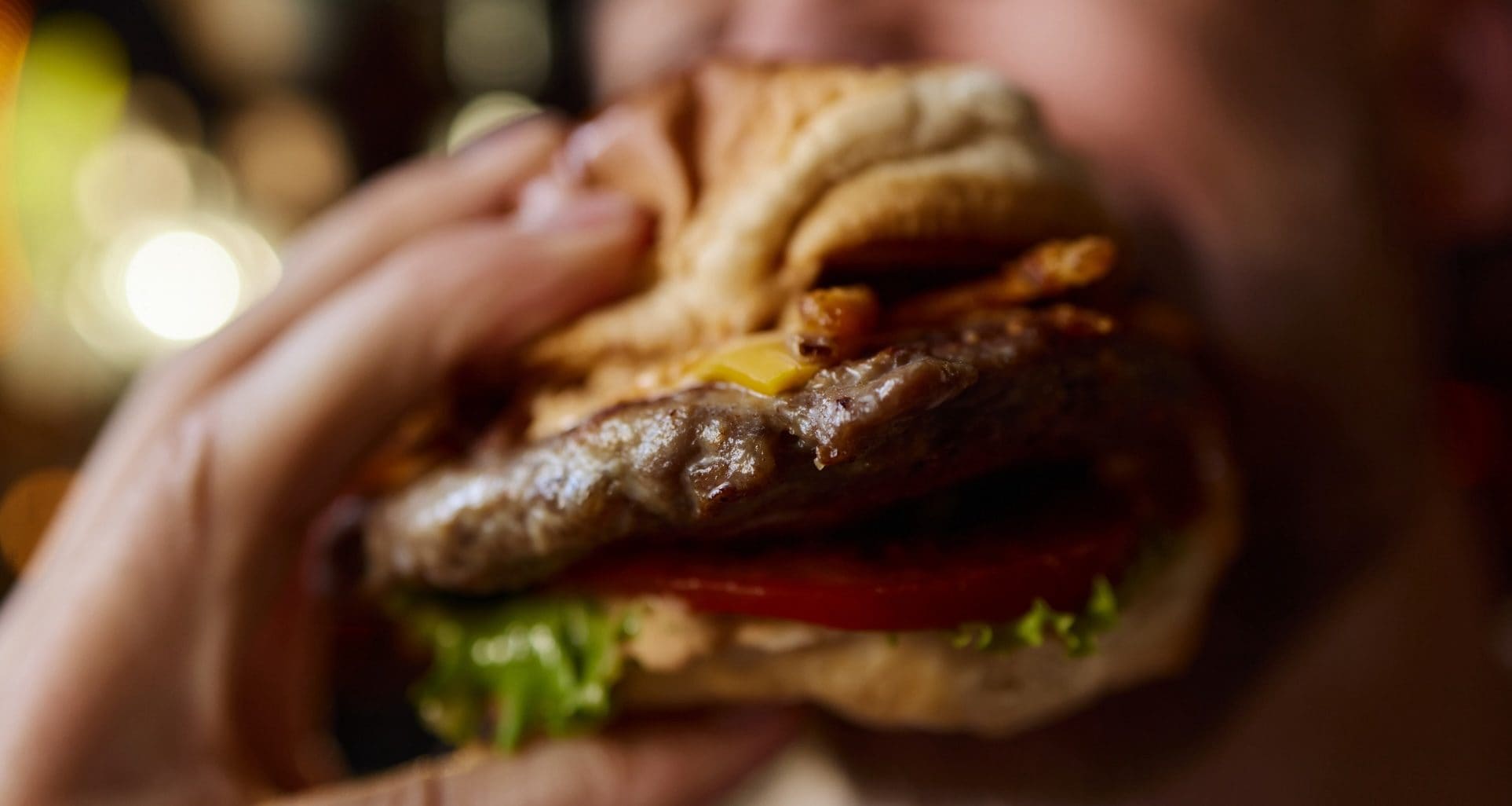 Ingerisce un hamburger intero "per gioco", 22enne in fin di vita: "Danni gravissimi agli organi"