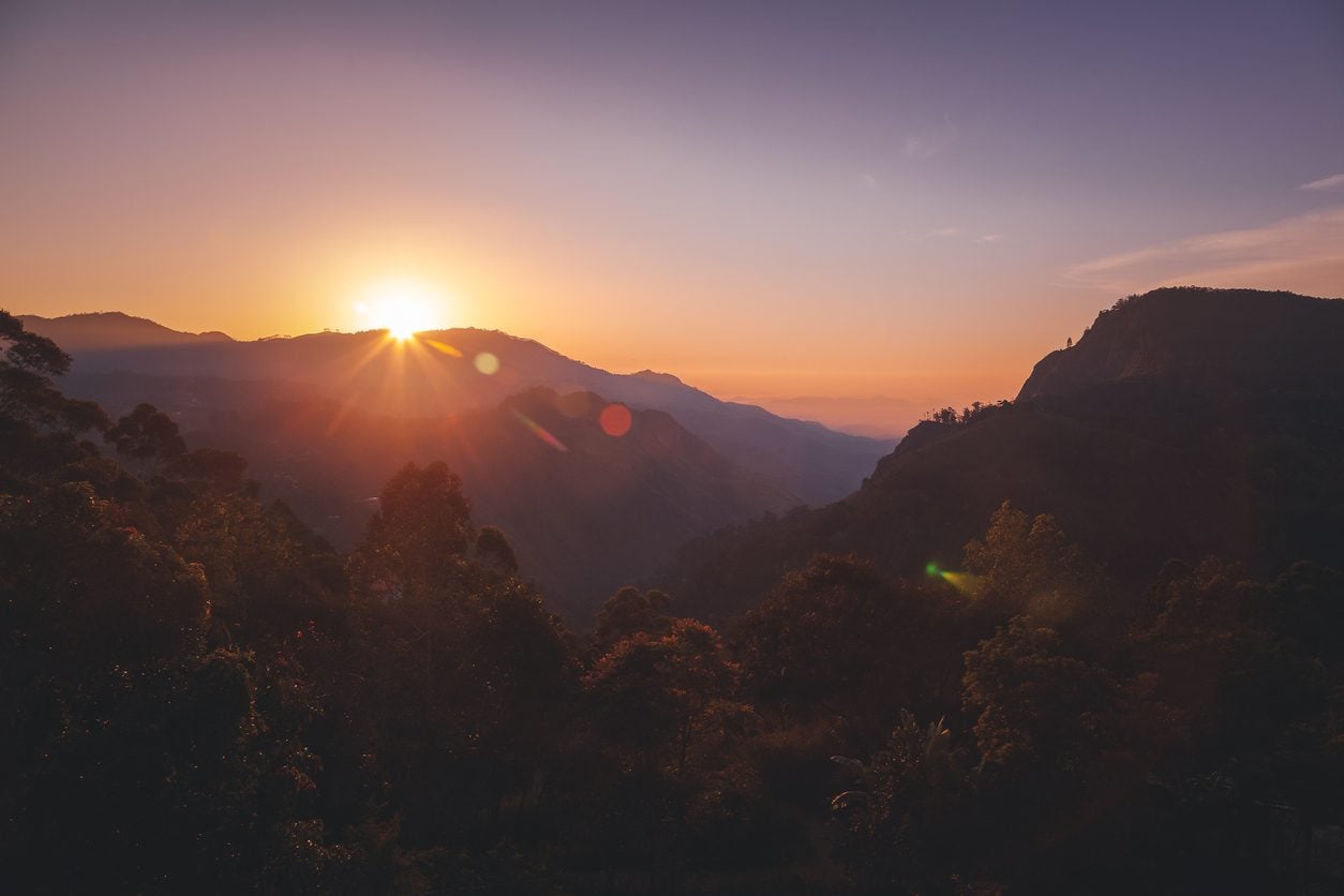 Scala una montagna con la figlia per il suo compleanno, in cima viene colpito da un infarto e cade: morto papà 63enne