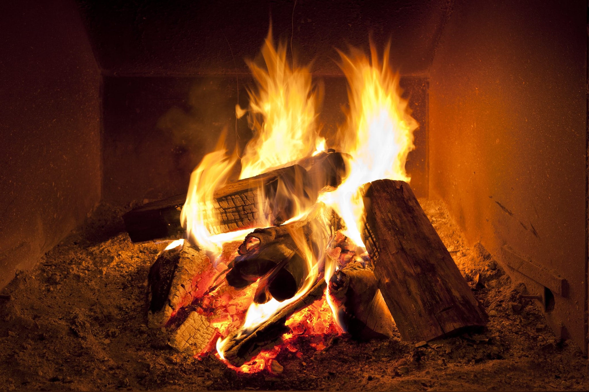 Getta alcol sul fuoco durante la cena e viene investito dal ritorno di fiamma: grave 15enne in Abruzzo