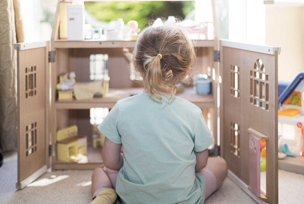 La febbre, il dolore agli occhi e lo strabismo: le indagini sulla morte della bimba di 2 anni a Belluno