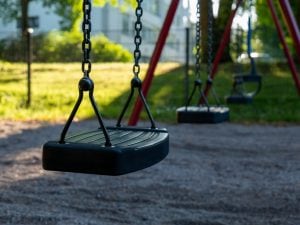 Si impiglia il giubbotto a un albero: muore bimbo di due anni in un asilo vicino ad Arezzo