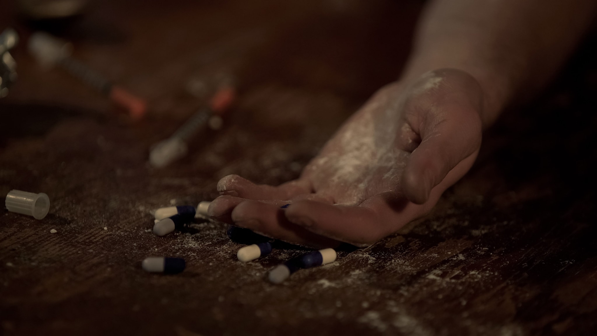 Collassa dopo aver assunto droghe ma i suoi amici non chiamano il 118: muore a 27 anni, aperta inchiesta