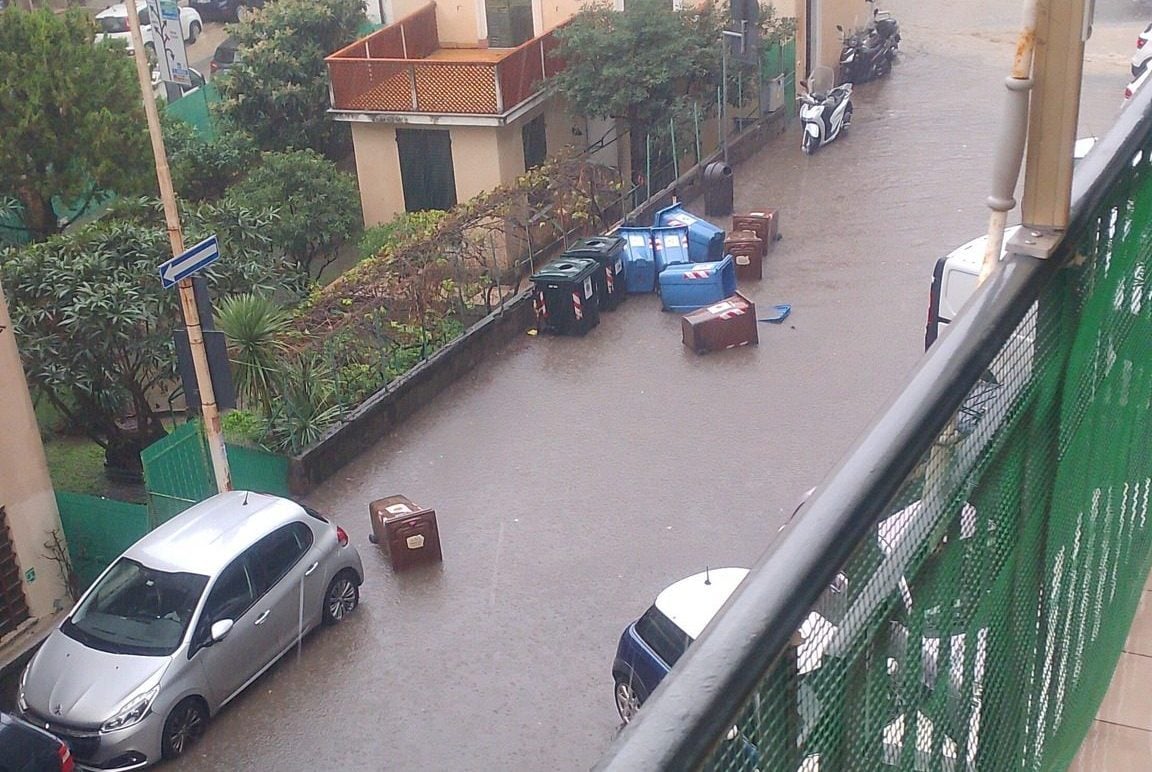 Liguria flagellata dal maltempo: oggi allerta arancione in tutta la regione, allagamenti e frane a Genova
