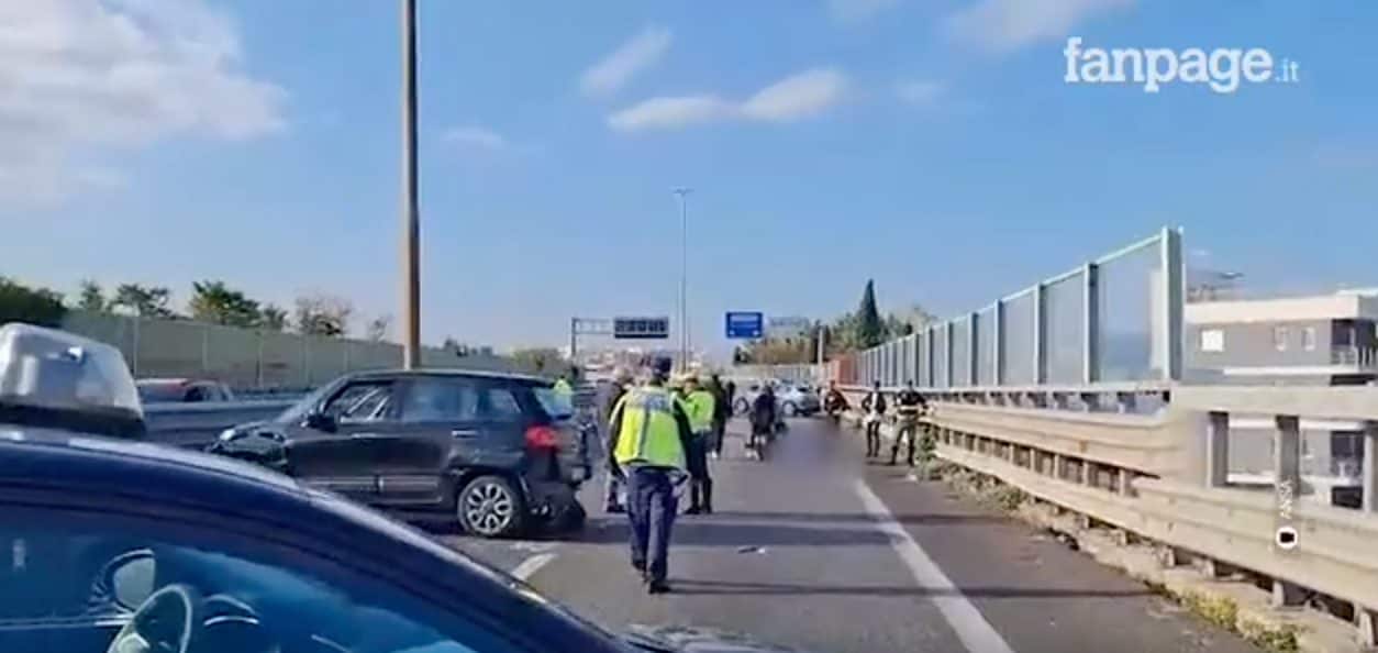 Scende dall’auto per aiutare una persona in difficoltà, viene travolto da un altro veicolo: morto 25enne