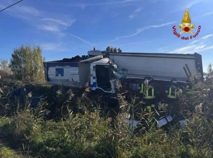 Due camion si scontrano frontalmente a Ravenna: cabine distrutte. Un morto e un ferito grave
