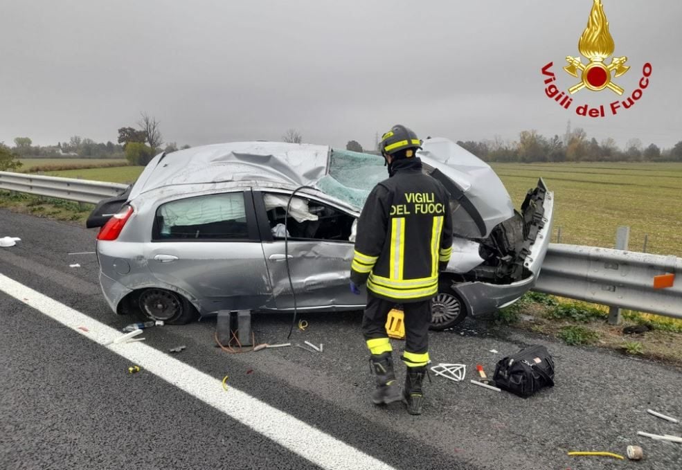 L'auto si schianta sul guardrail in A1, morto 24enne: nell'incidente stradale a Modena anche un ferito