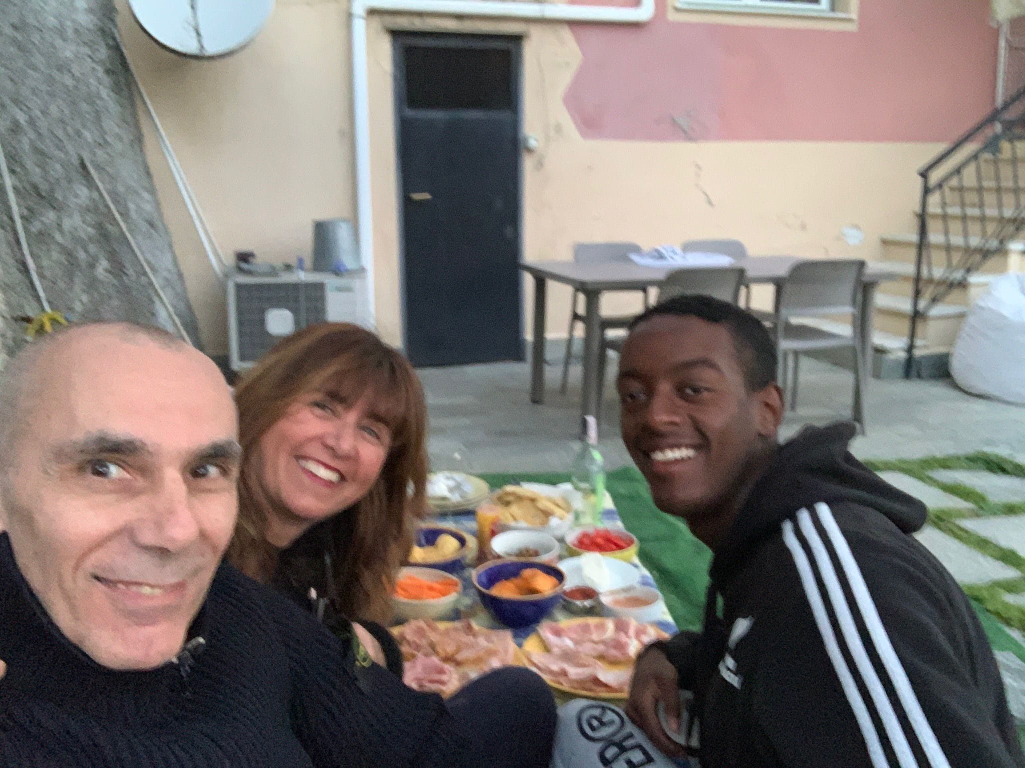 Laura insieme a suo figlio Gabriele e al marito Paolo.