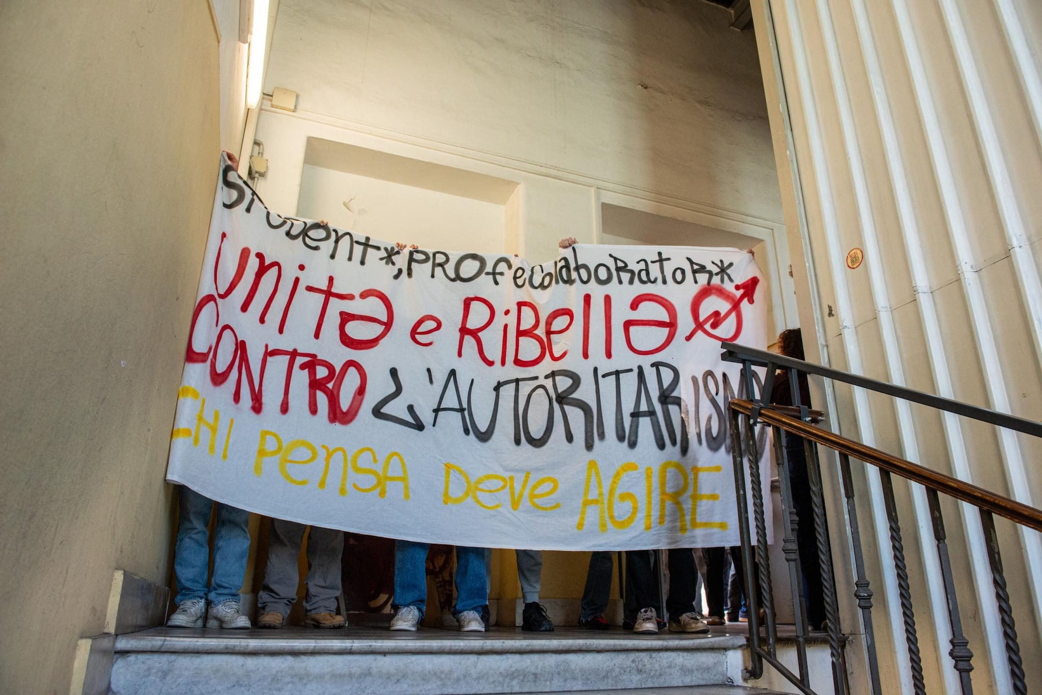 Attacco "squadrista" al liceo Righi di Roma, l'occupazione continua ma Meloni non condanna le violenze