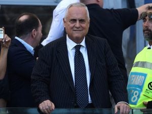 Lotito alla guerra del tifo: lui stoppa l’ingresso dei supporter nei club. Intanto i vip della Lazio lo sfiduciano